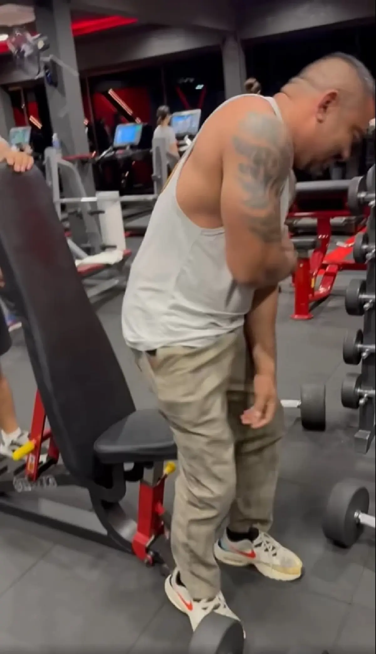 ไม่ไหวอย่าฝืน เทรนเนอร์ยกน้ำหนักเกินกำลัง กระดูกแขนหัก 2 ท่อน