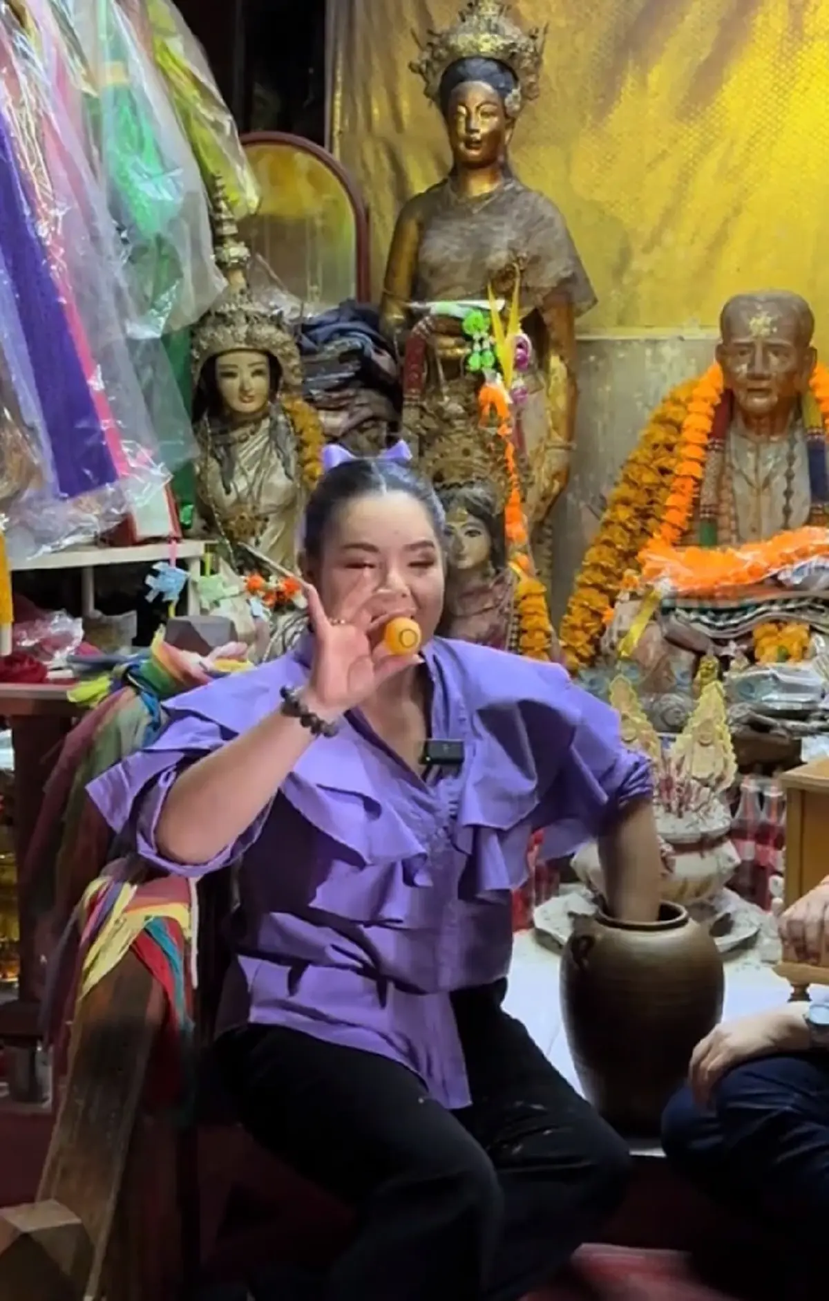 แห่ส่อง ฮาย อาภาพร สักการะศาลแม่รุ่งอรุณทิพย์ ล้วงไหได้เลขสวย