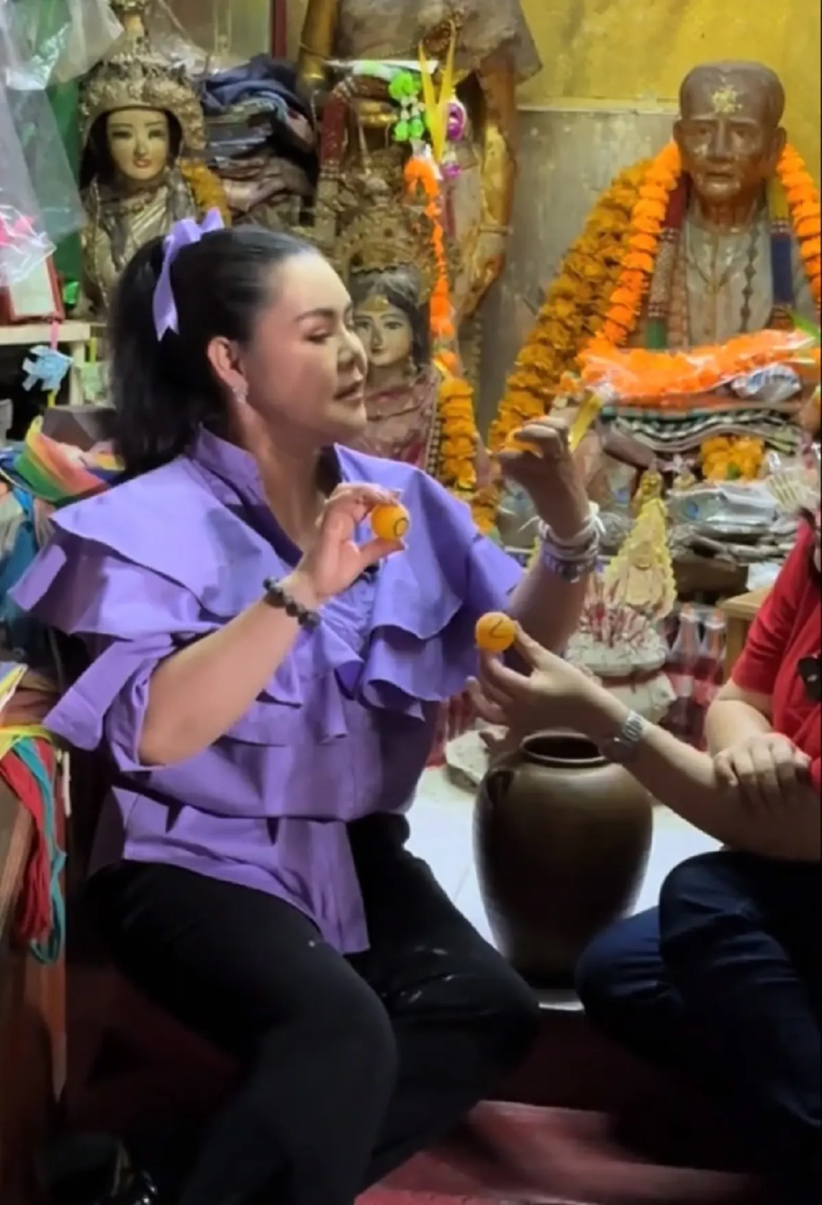 แห่ส่อง ฮาย อาภาพร สักการะศาลแม่รุ่งอรุณทิพย์ ล้วงไหได้เลขสวย