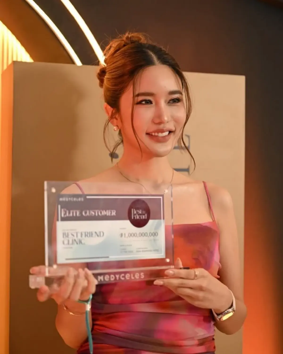 ไม่ธรรมดา เปิดธุรกิจ \"คะน้า ริญญารัตน์\" มีคลินิกหรูใจกลางเมือง