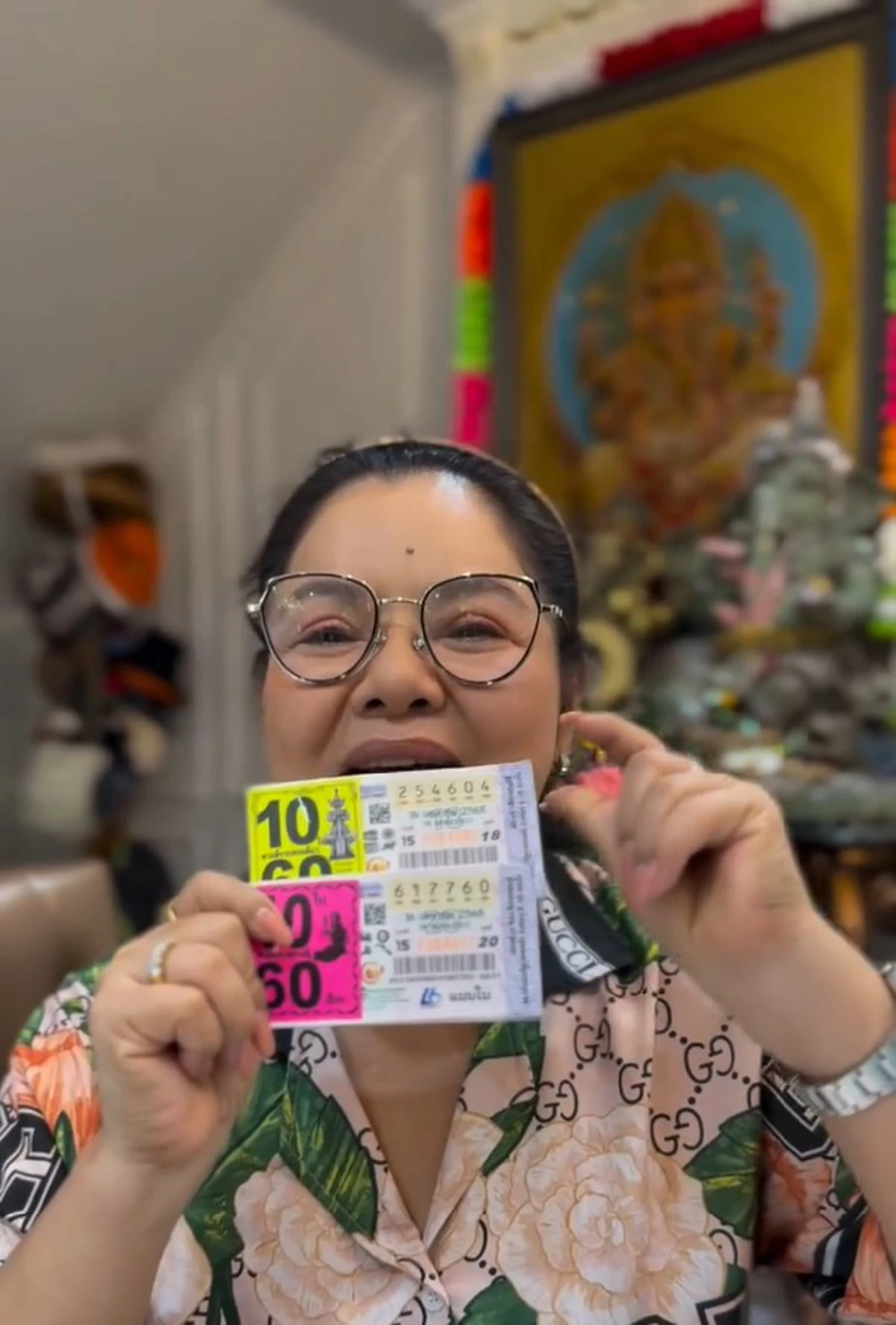 เฮงรับสงกรานต์ \"ฮาย อาภาพร\" ถูกลอตเตอรี่เลขหน้า-ท้าย แถมแจกโชคแฟนคลับ