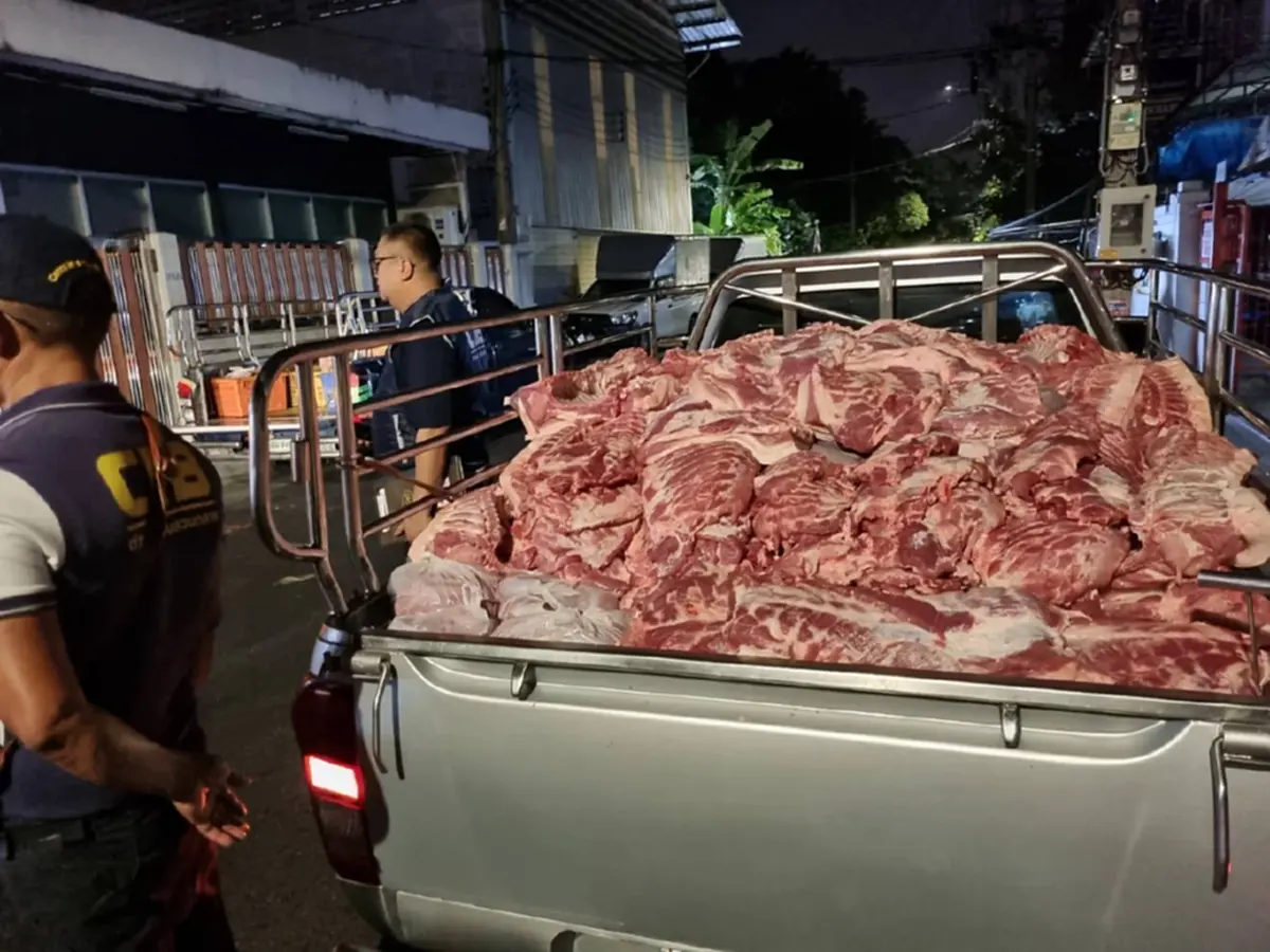 บุกโรงชำแหละเถื่อน ยึดซากหมู 1.8 ตัน กองเต็มพื้น สภาพชวนแหวะ