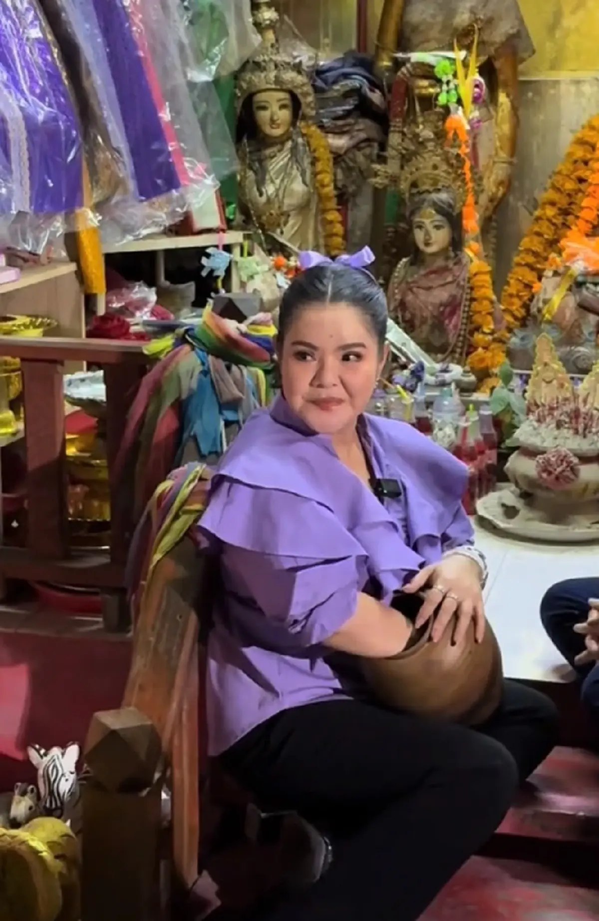 แห่ส่อง ฮาย อาภาพร สักการะศาลแม่รุ่งอรุณทิพย์ ล้วงไหได้เลขสวย