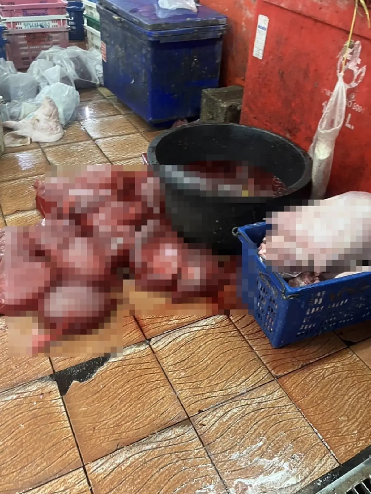 บุกโรงชำแหละเถื่อน ยึดซากหมู 1.8 ตัน กองเต็มพื้น สภาพชวนแหวะ