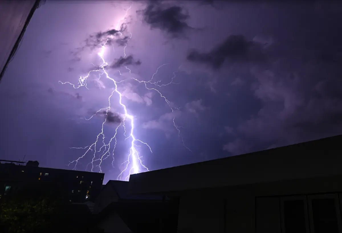กรมอุตุฯเตือน 42 จังหวัด ระวังฝนฟ้าคะนอง ฝนถล่ม ลมกระโชกแรง
