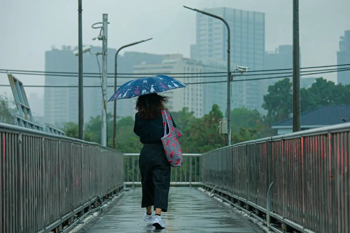 กรมอุตุฯเตือน 42 จังหวัด ระวังฝนฟ้าคะนอง ฝนถล่ม ลมกระโชกแรง