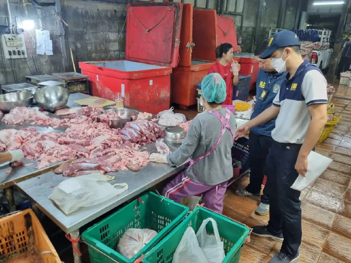บุกโรงชำแหละเถื่อน ยึดซากหมู 1.8 ตัน กองเต็มพื้น สภาพชวนแหวะ