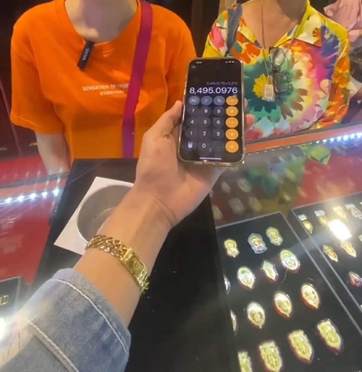 สาวตาบอด นำพระเลี่ยมทองมาขาย หวังได้เงินรักษาตัว 1 หมื่น สุดท้ายคาดไม่ถึง