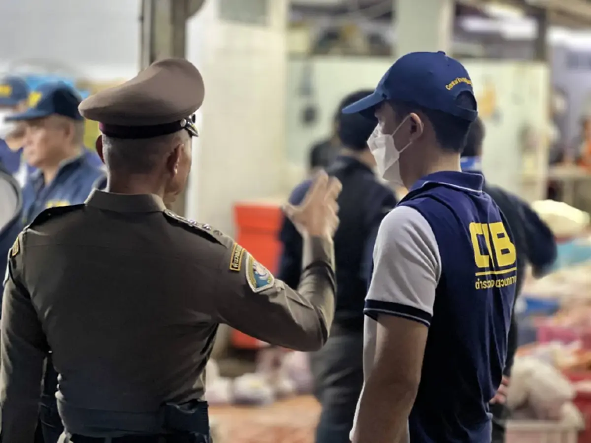 บุกโรงชำแหละเถื่อน ยึดซากหมู 1.8 ตัน กองเต็มพื้น สภาพชวนแหวะ