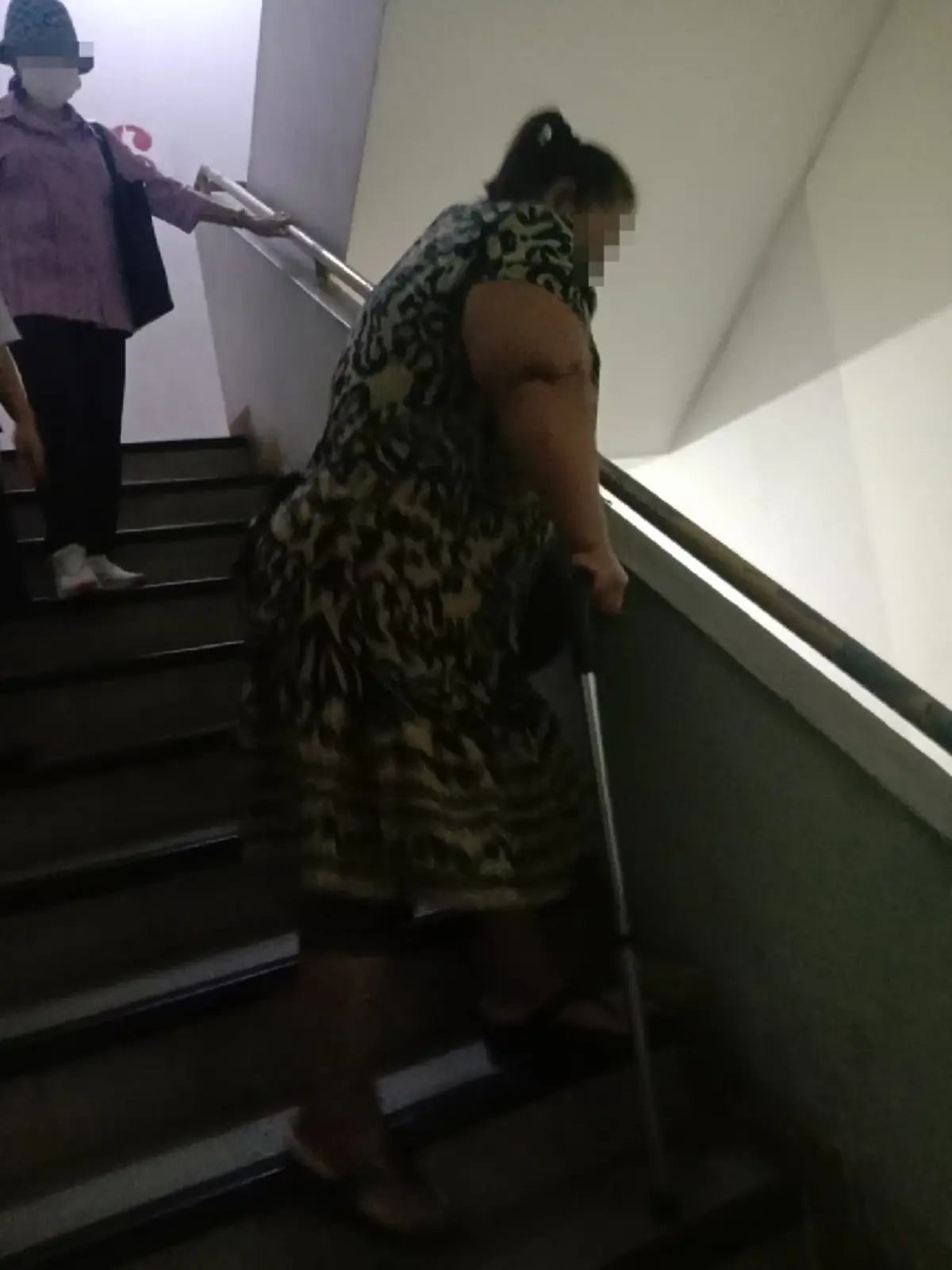 ลูกบ้านโวยเดือด คอนโดดัง ไร้น้ำไฟ 2 เดือน ต้องเดินขึ้นลง 21 ชั้น