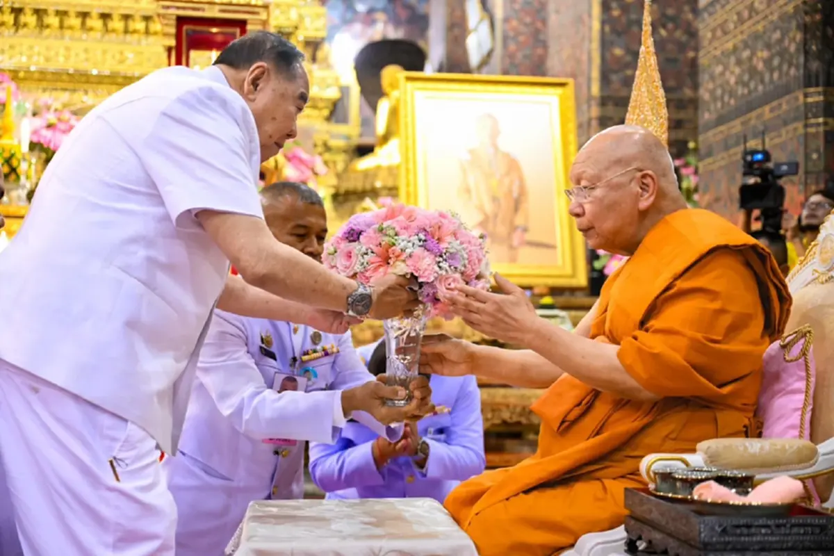 \"บิ๊กป้อม พล.อ.ประวิตร\"ลื่นตกบันไดวัดโพธิ์ ได้รับบาดเจ็บ