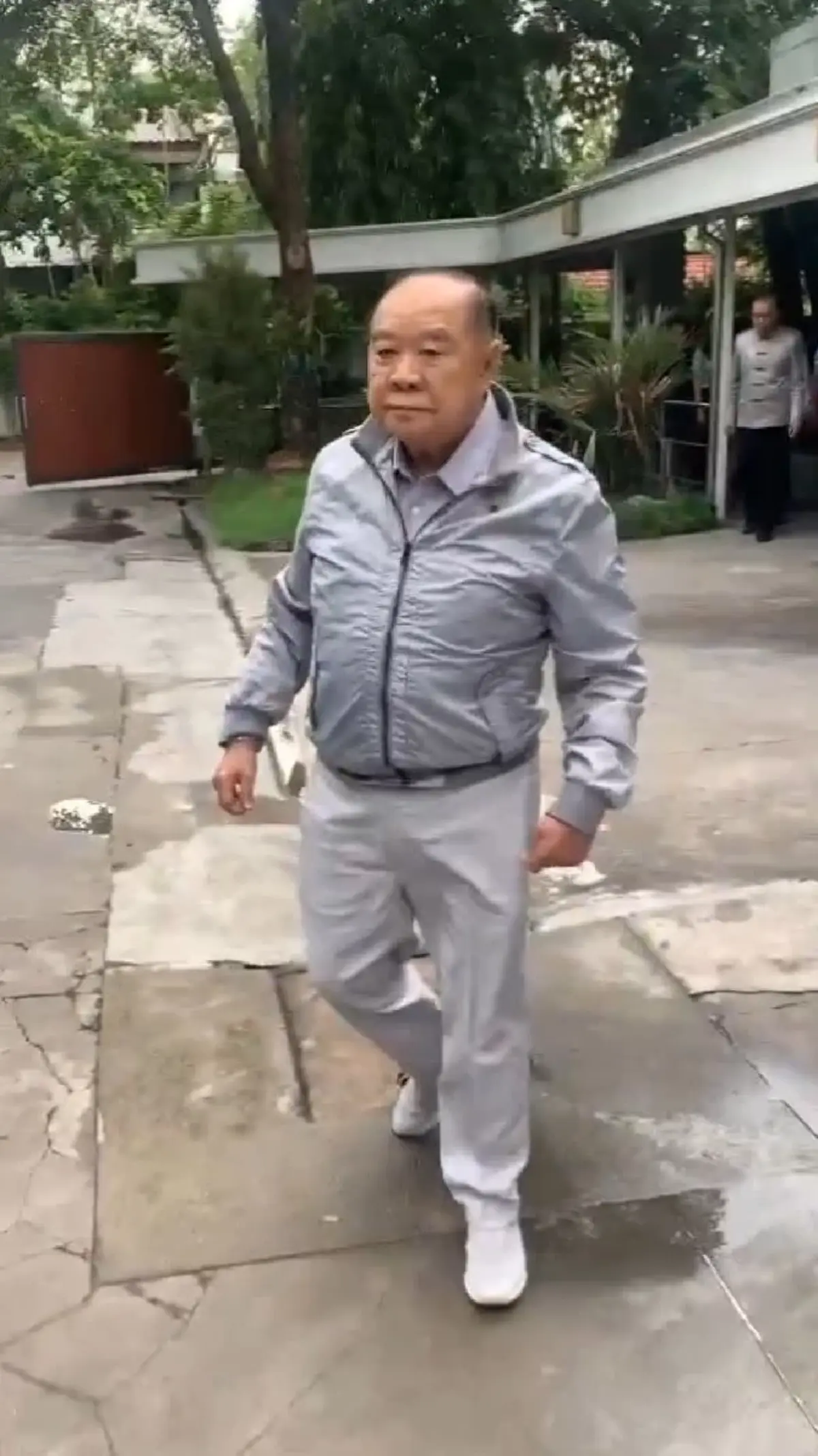 เปิดคลิป ลุงป้อม ล่าสุด หลังลื่นล้ม ยืนยัน ไม่มีการหามส่ง รพ.