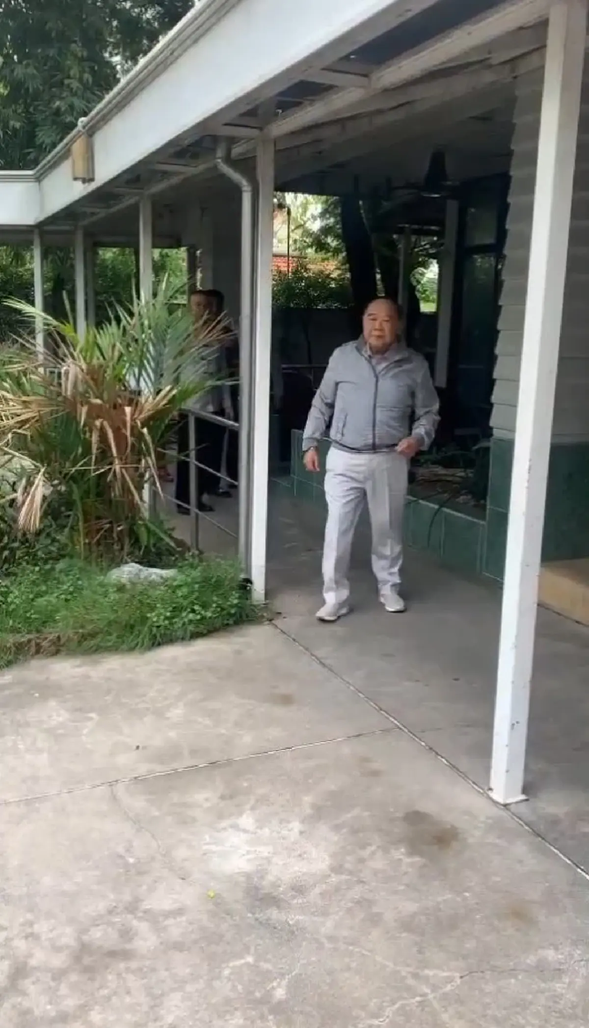 เปิดคลิป ลุงป้อม ล่าสุด หลังลื่นล้ม ยืนยัน ไม่มีการหามส่ง รพ.