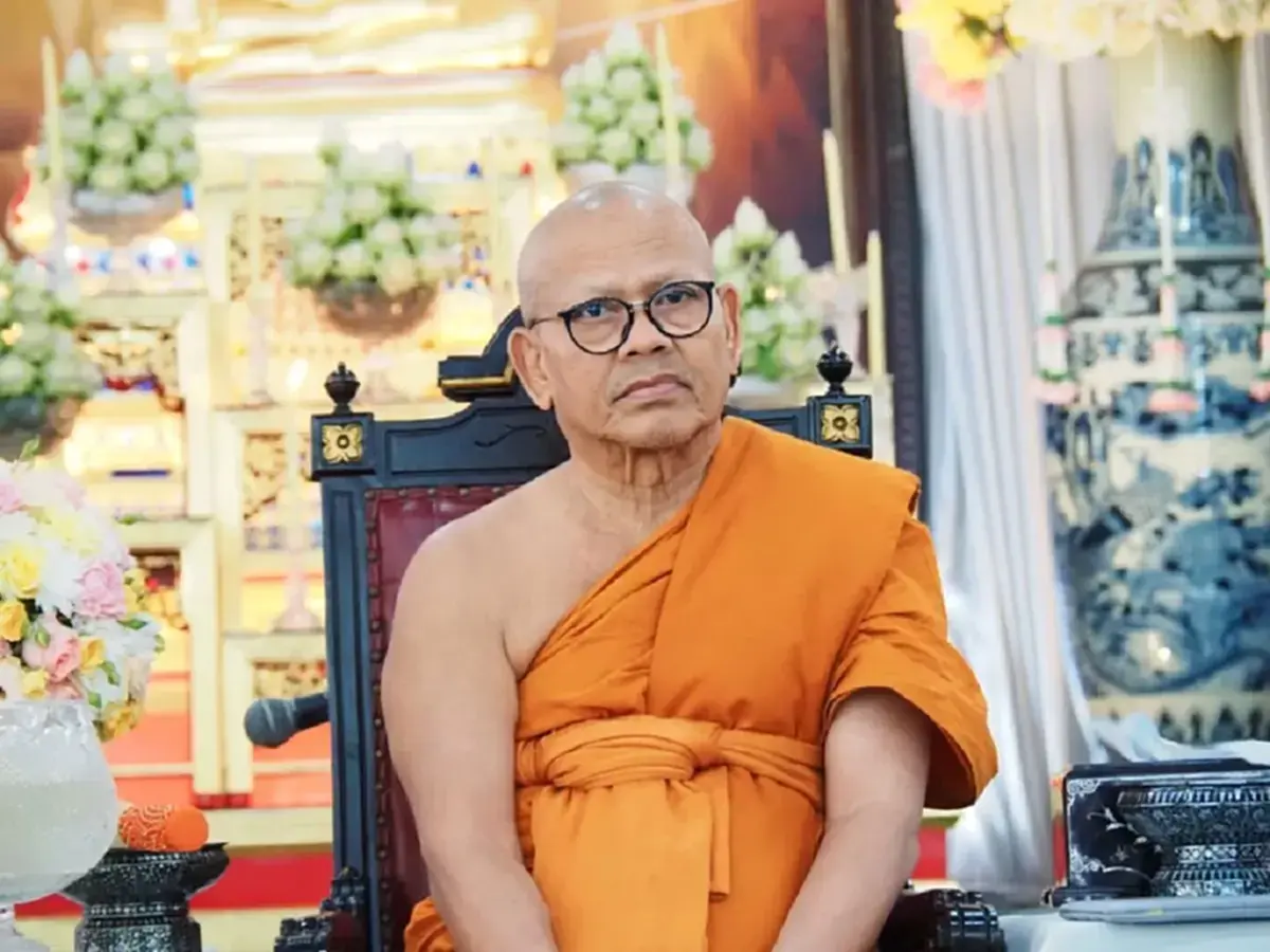 ศาลอนุมัติหมายจับ เจ้าอาวาสวัดไร่ขิง 3 ข้อหาหนัก ปมยักยอกเงินวัด