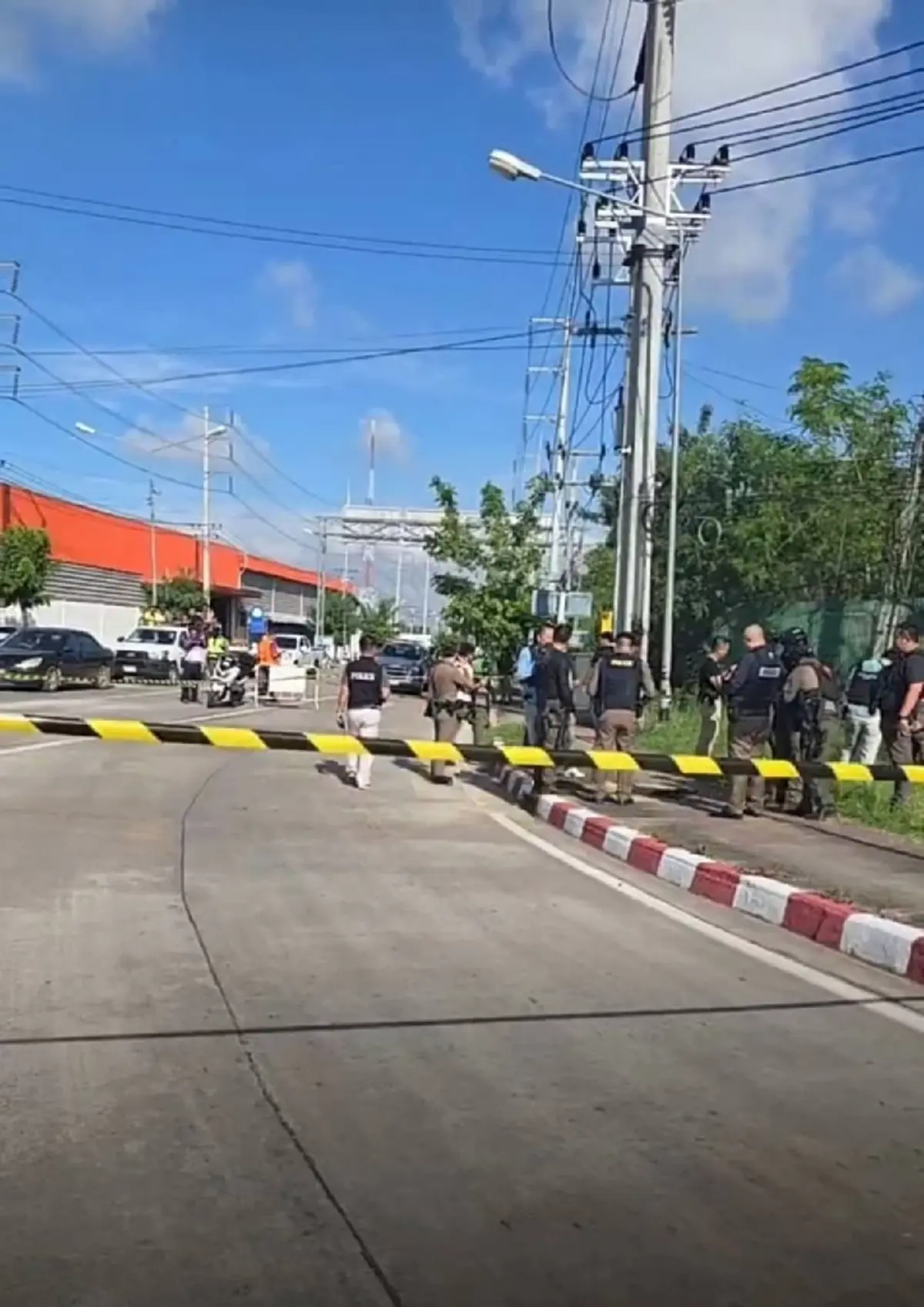 ญาติเล่า ปมชายวัย 42 คลั่งถืออาวุธ ซ่อนตัวในปั๊มน้ำมัน อ.แม่สอด