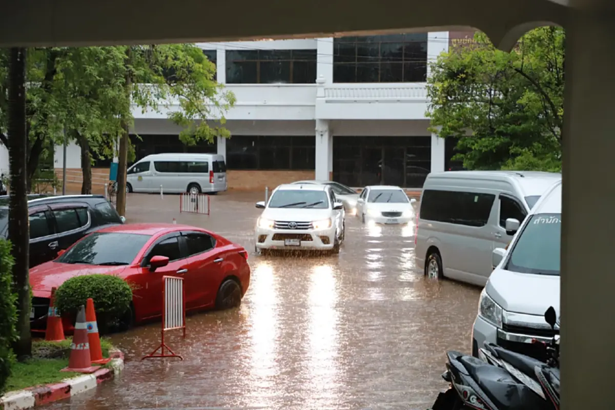 สุราษฎร์ฝนถล่ม สาวขี่จยย.กลับบ้านถูกไฟดูดกลางถนน อาการสาหัส