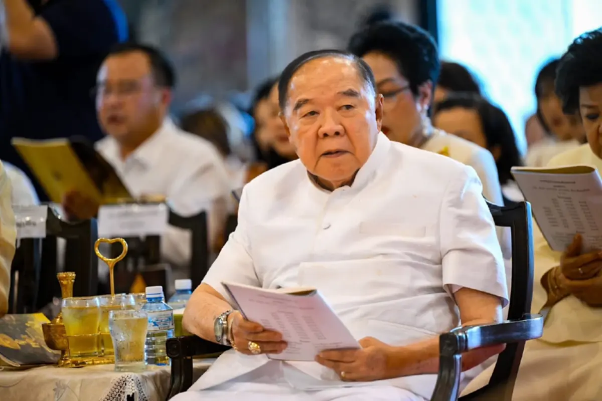 \"บิ๊กป้อม พล.อ.ประวิตร\"ลื่นตกบันไดวัดโพธิ์ ได้รับบาดเจ็บ