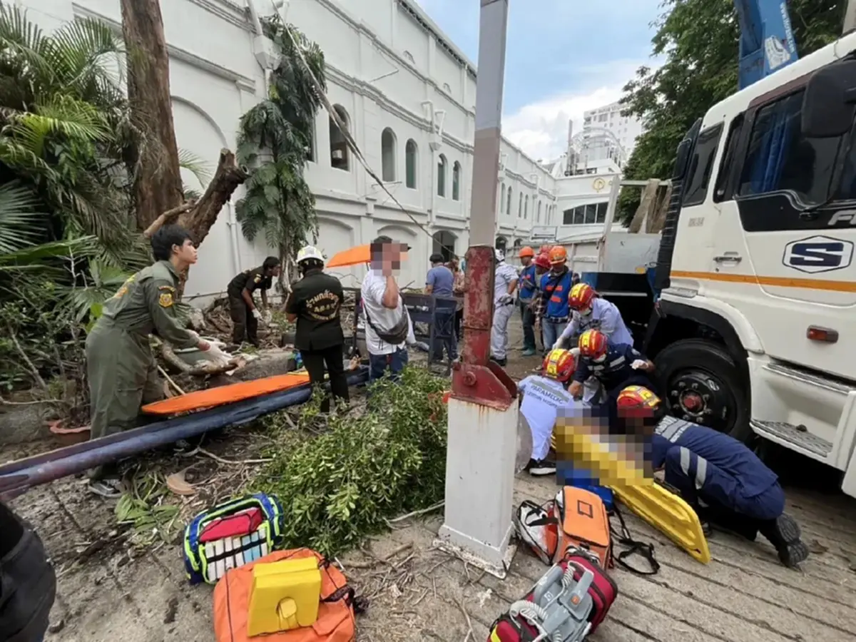 ระทึกกลางกรุง สลิงเครนขาด ซอยเจริญกรุง 40 กระเช้าตก บาดเจ็บ 3 ราย