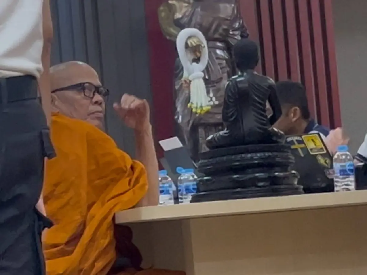 "เจ้าคุณแย้ม" อดีตเจ้าอาวาสวัดไร่ขิง ยอมสึกต่อหน้าพระพุทธรูป