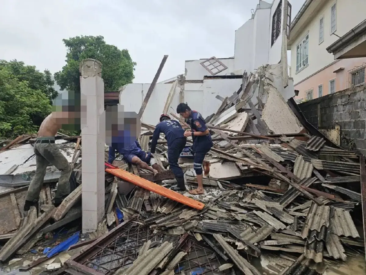 เกิดเหตุบ้านถล่ม ซอยเทพารักษ์ 70 ผู้บาดเจ็บติดอยู่ซากอาคาร