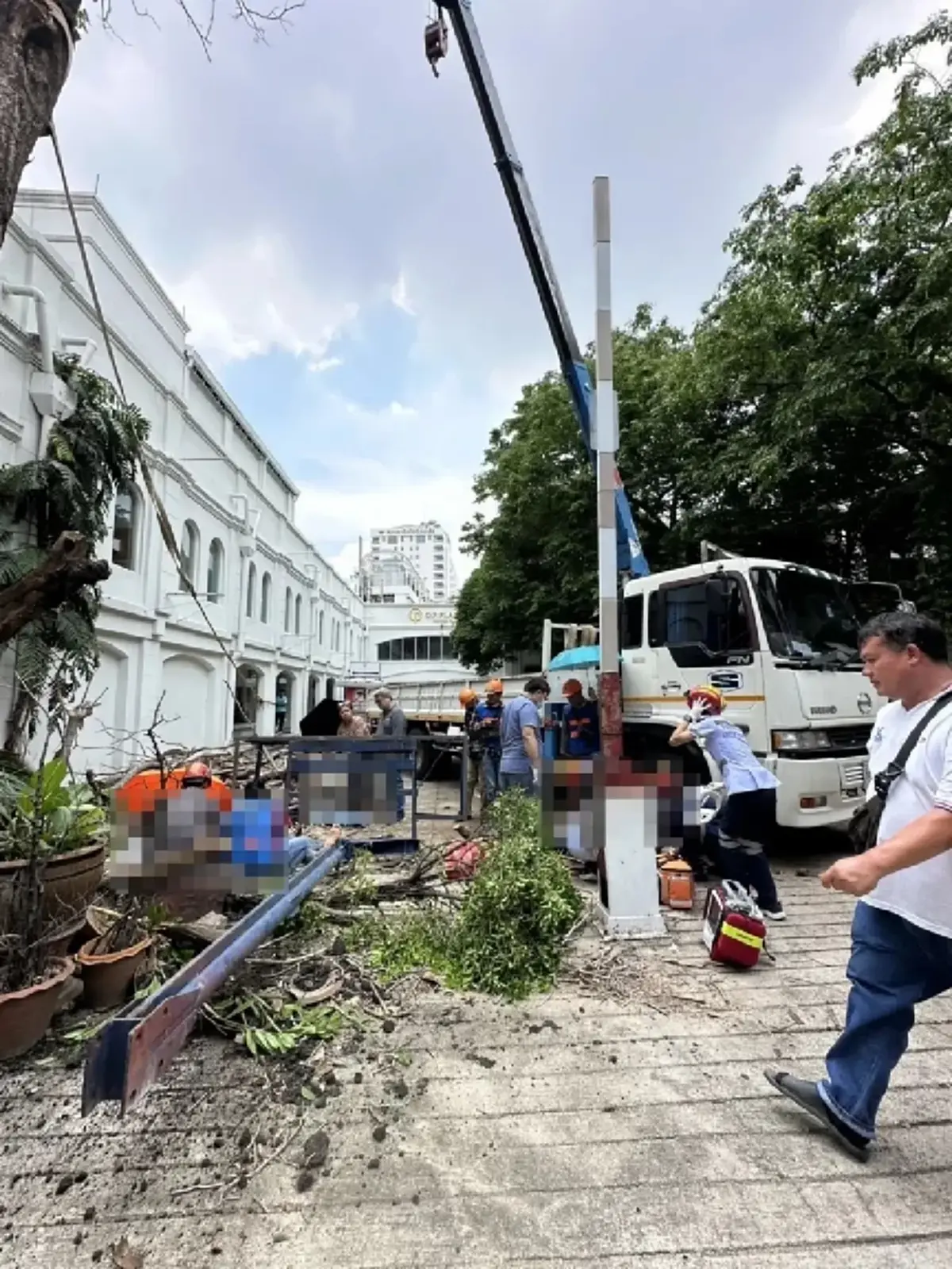 ระทึกกลางกรุง สลิงเครนขาด ซอยเจริญกรุง 40 กระเช้าตก บาดเจ็บ 3 ราย