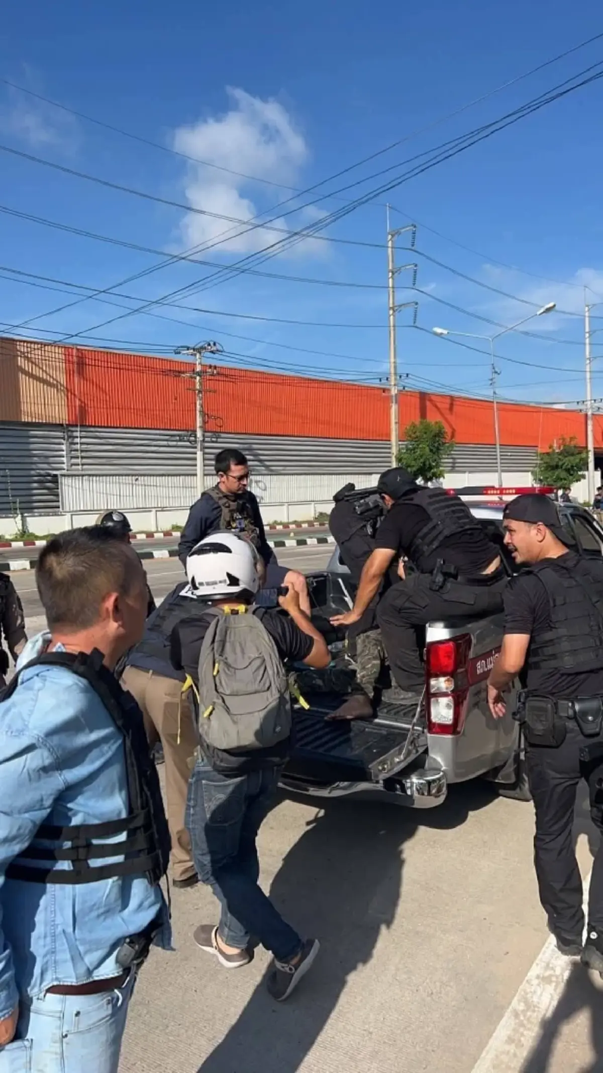 ญาติเล่า ปมชายวัย 42 คลั่งถืออาวุธ ซ่อนตัวในปั๊มน้ำมัน อ.แม่สอด