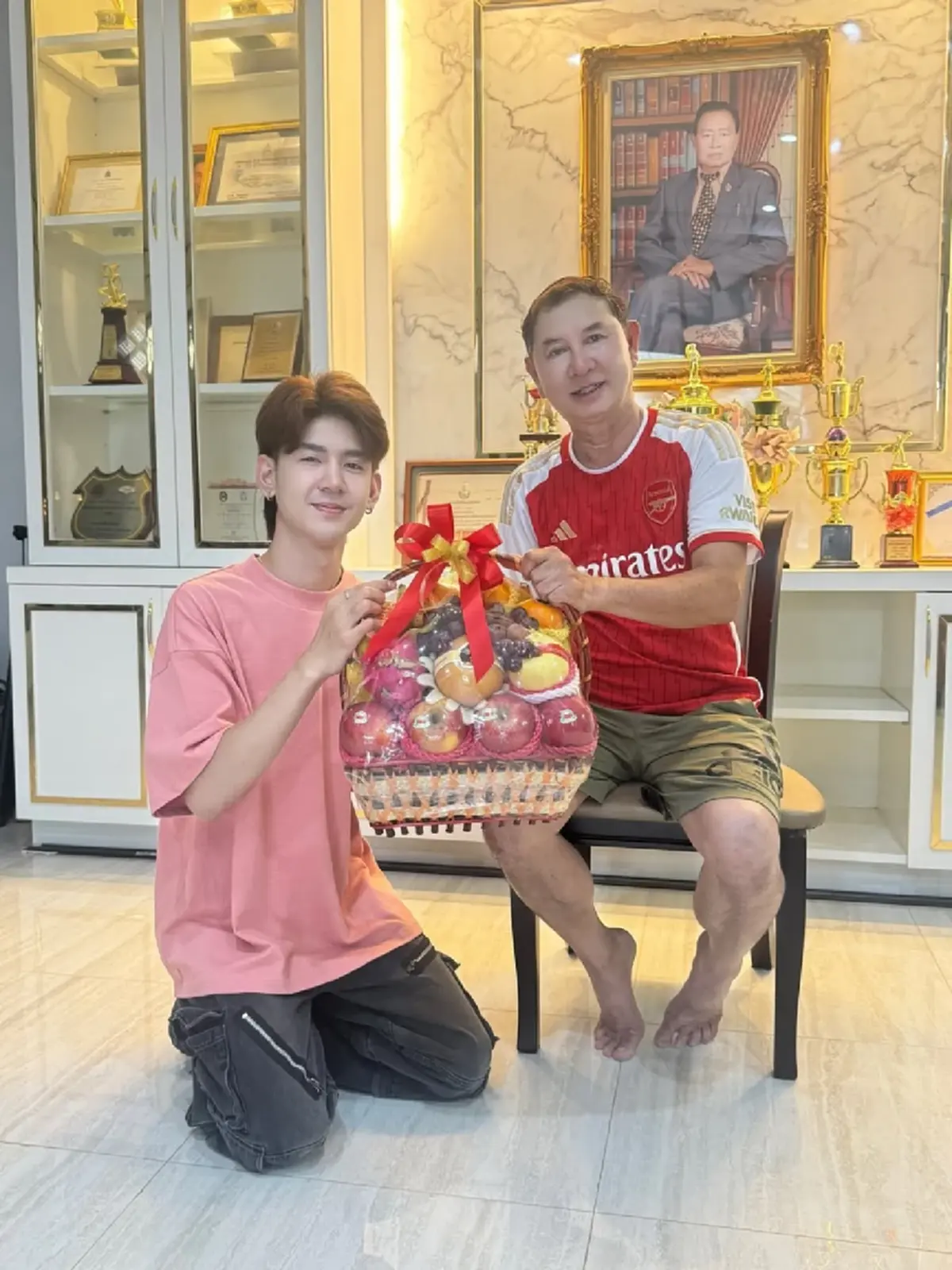 เต้ย อภิสิทธิ์ กราบลา พ่อเอ๊ะ และ พ่อเปีย ขอบคุณที่มอบชีวิตหมอลำให้