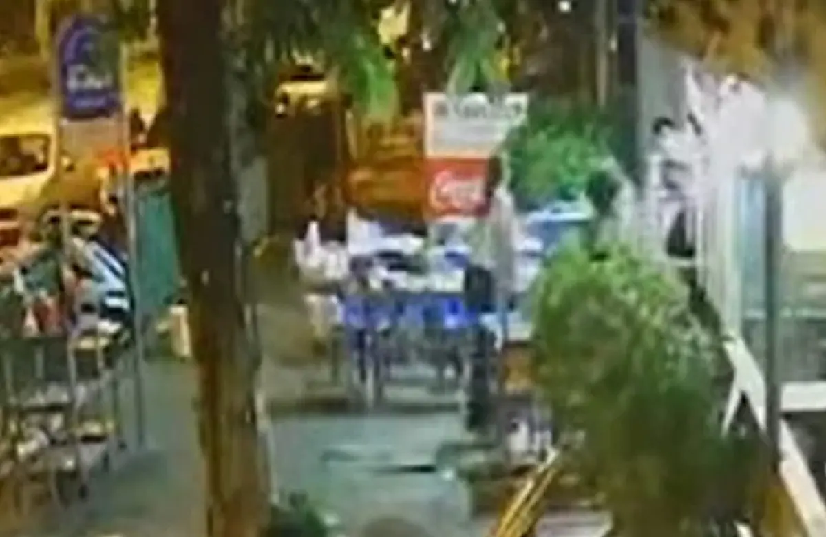 หนุ่มงง นั่งกินหมูกระทะ บ่นร้านไม่มีคน ก่อนโต๊ะข้างๆคว้าแก้วตีหัวแตก