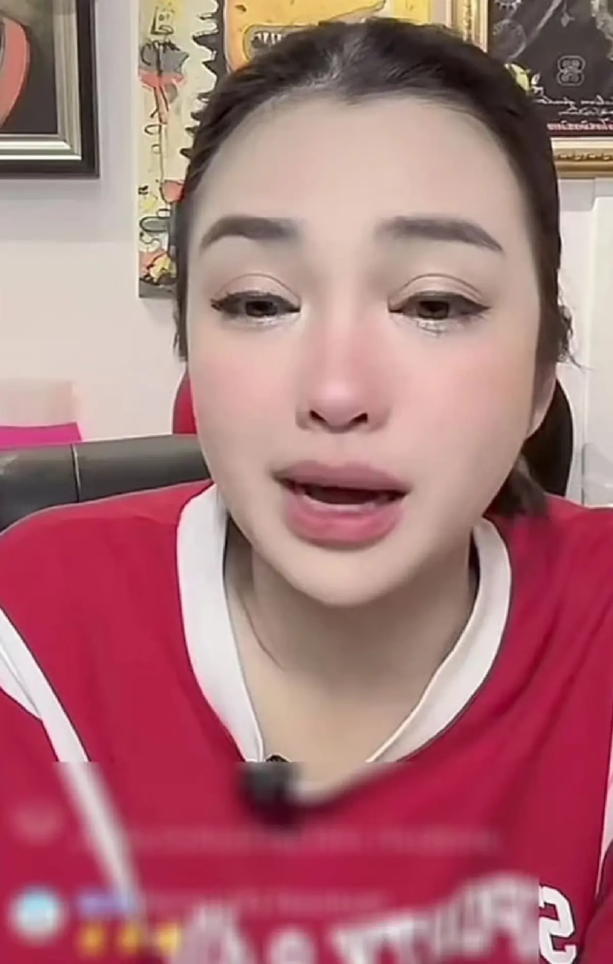 นักร้องลูกทุ่งดัง ร่ำไห้กลางไลฟ์สด ถูกสามีบอกเลิก ให้แยกกัน