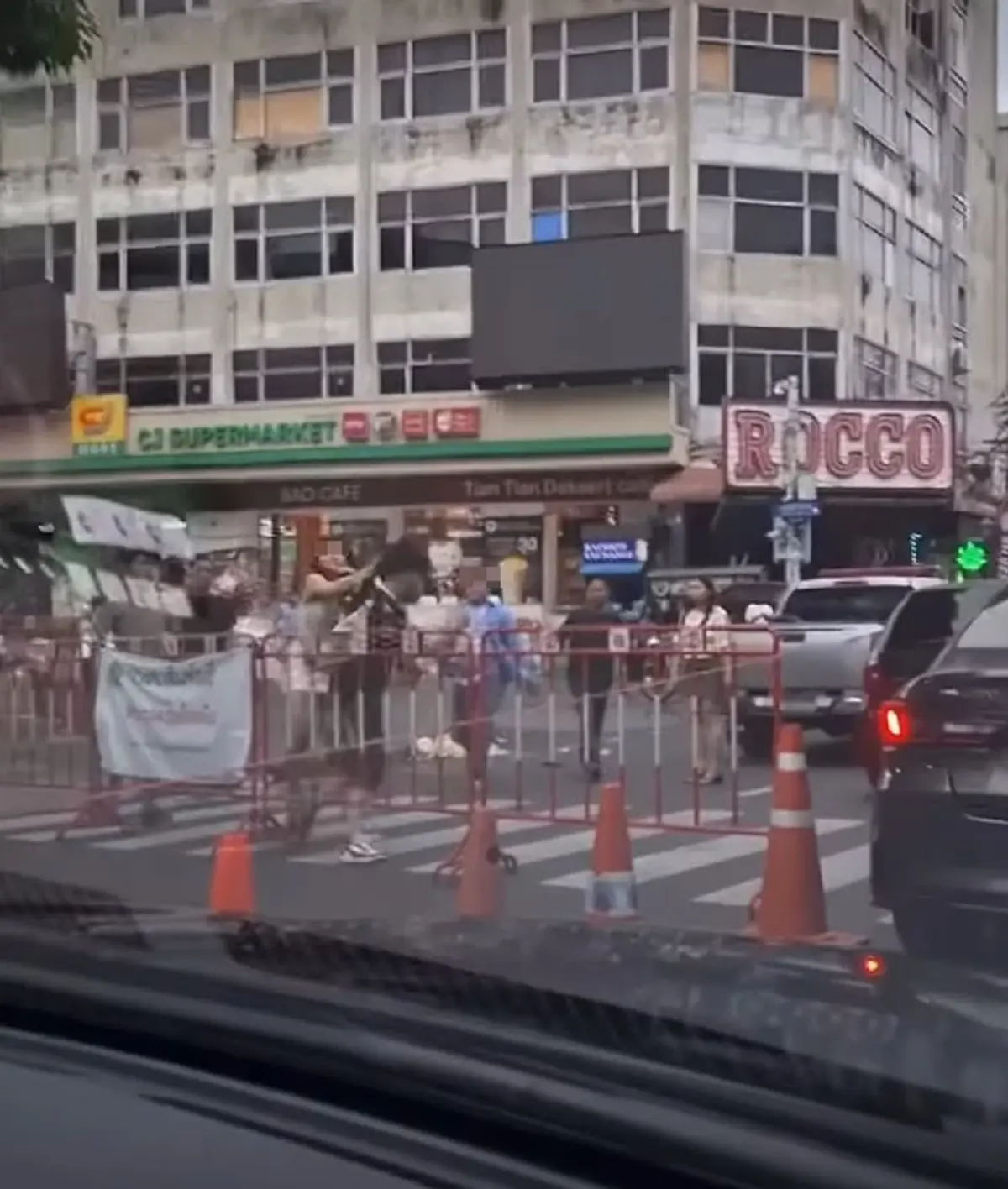 รู้แล้วเกิดอะไรขึ้น ต่างชาติเมาทำร้ายสาวไทย ซัดกันนัวหน้าสน.