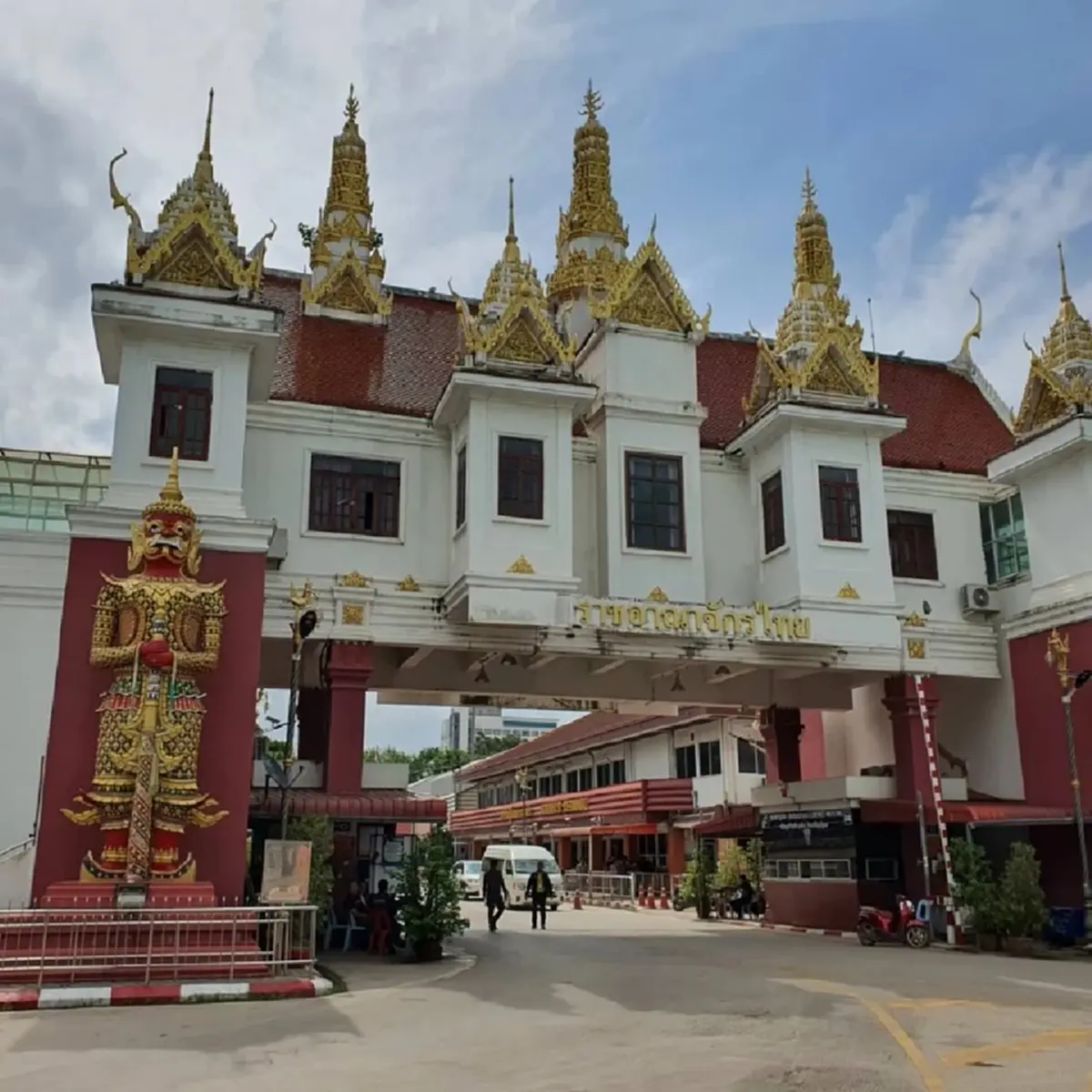 กัมพูชา น้ำมันราคาพุ่ง-ขาดแคลน คนแห่ขับรถเข้ามาเติมฝั่งไทย