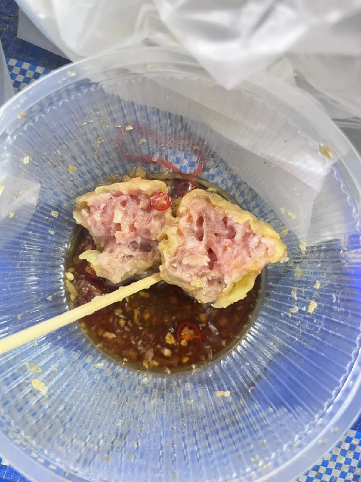สาวซื้อ ขนมจีบ มากิน ผ่าครึ่งดูเจอเต็ม ๆ แถมร้านบอก แบบนี้ปกติ