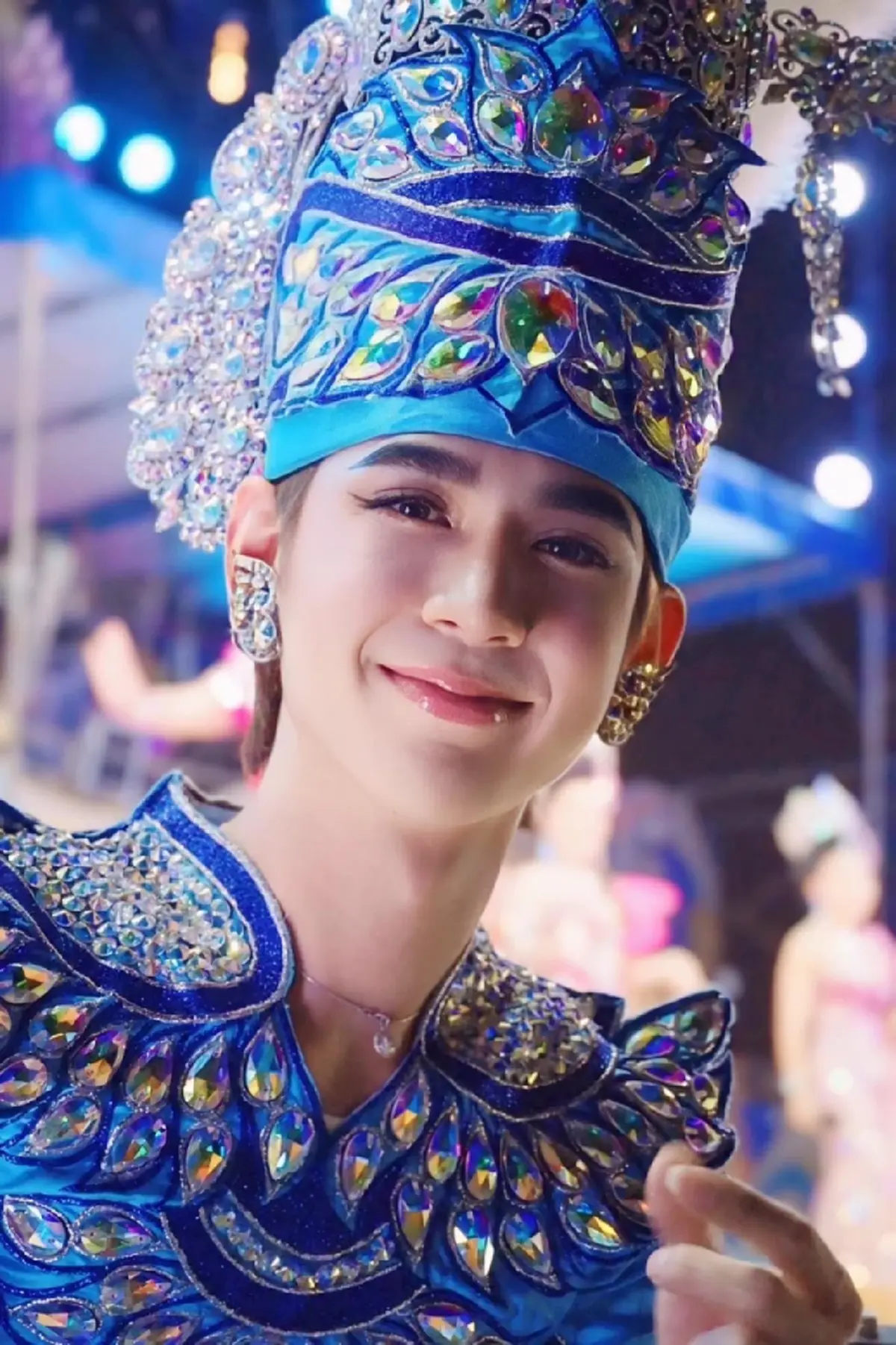 เต้ย อภิสิทธิ์ กราบลา พ่อเอ๊ะ และ พ่อเปีย ขอบคุณที่มอบชีวิตหมอลำให้