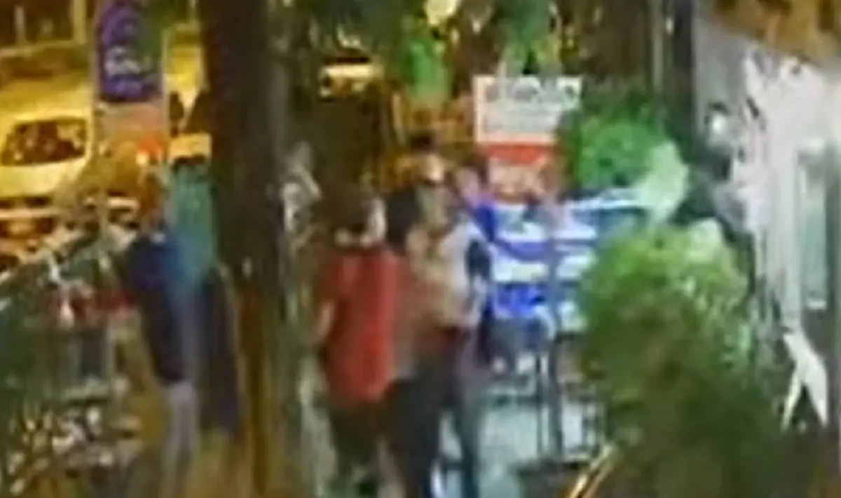 หนุ่มงง นั่งกินหมูกระทะ บ่นร้านไม่มีคน ก่อนโต๊ะข้างๆคว้าแก้วตีหัวแตก