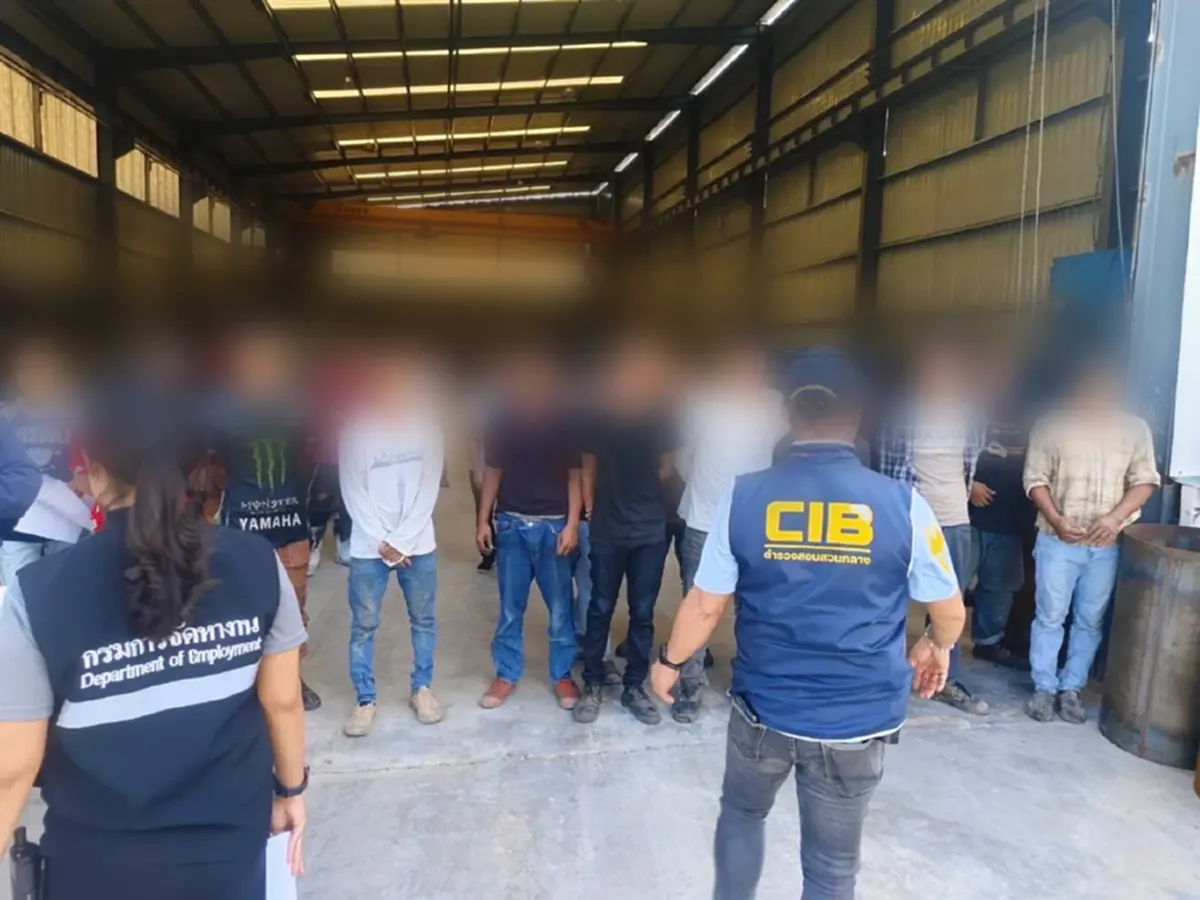 บุกทลายแหล่งซุกซ่อนแรงงานเถื่อน ยึดกระสุนปืนสงครามกว่า 200 นัด