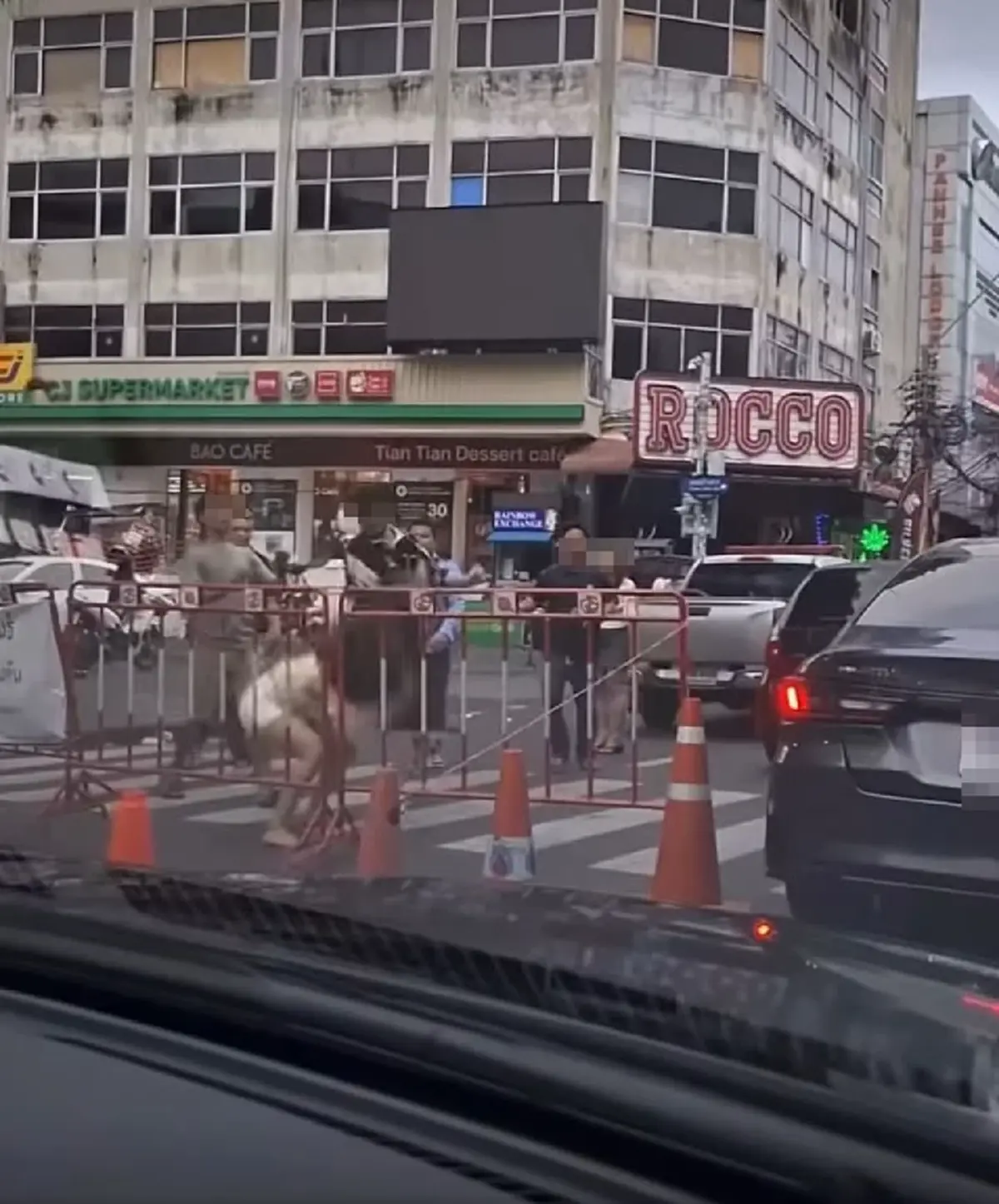 รู้แล้วเกิดอะไรขึ้น ต่างชาติเมาทำร้ายสาวไทย ซัดกันนัวหน้าสน.