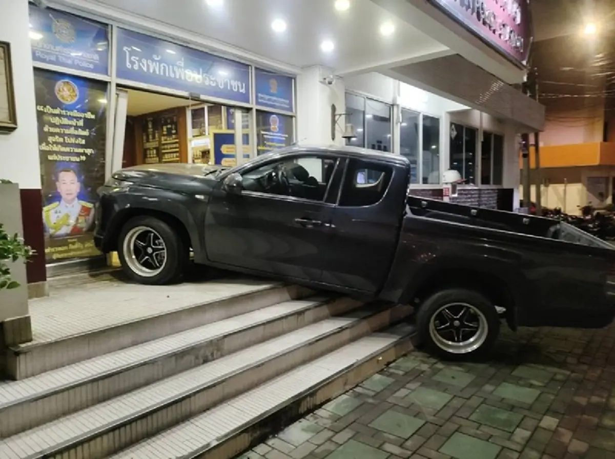 ออกแล้วผลตรวจ หนุ่มขับรถชน สน.ยานนาวา คอหวยตาลุกส่องเลขทะเบียน