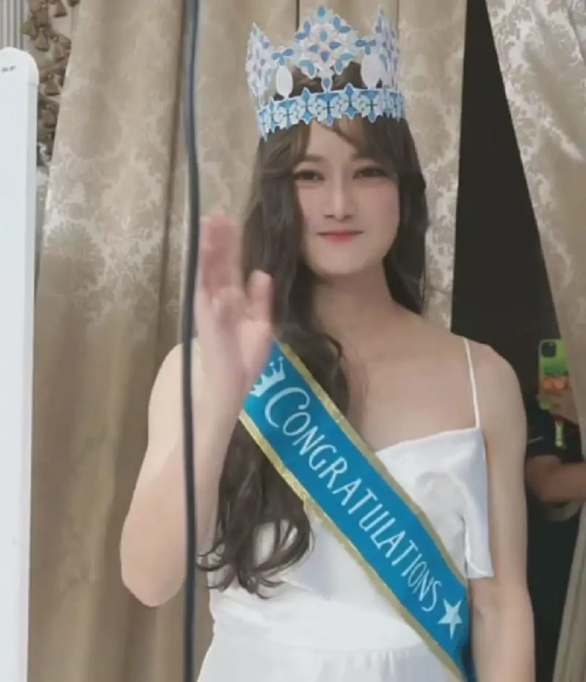 เชน ธนาตรัยฉัตร สู้ไม่ถอย สวมมงฟ้า Miss World ไลฟ์ขายของ