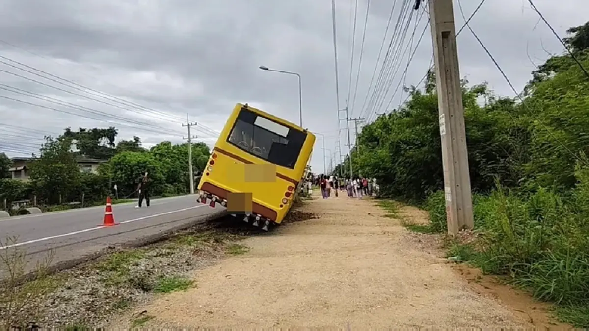 รถบัสนักเรียน จ.อุทัยธานี ยางระเบิดหวิดคว่ำ 50 ชีวิตขวัญผวา
