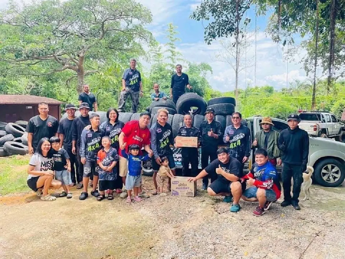 น้ำใจชาวอุบลฯ หลั่งไหล ส่งมอบ &quot;ยางรถยนต์เก่า&quot; หนุนทหารสร้างบังเกอร์แนวหน้า
