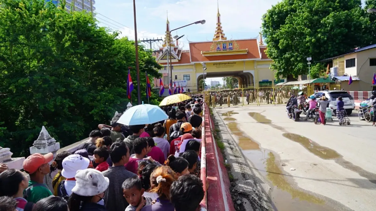 กัมพูชา น้ำมันราคาพุ่ง-ขาดแคลน คนแห่ขับรถเข้ามาเติมฝั่งไทย