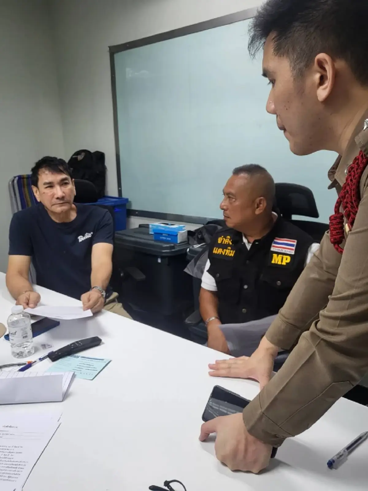 เปิดภาพ 2 โจ๋ขาใหญ่รุมยำ ทูน หิรัญทรัพย์ อดีตพระเอกดัง กลางคลองถม