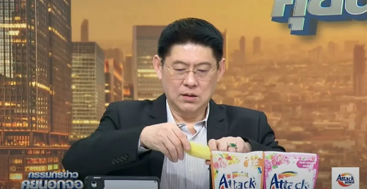 "สรยุทธ" ปอกกล้วยโชว์ 2 พ่อลูกฝั่งกัมพูชา ก่อนบอก "มันสายไปแล้ว"