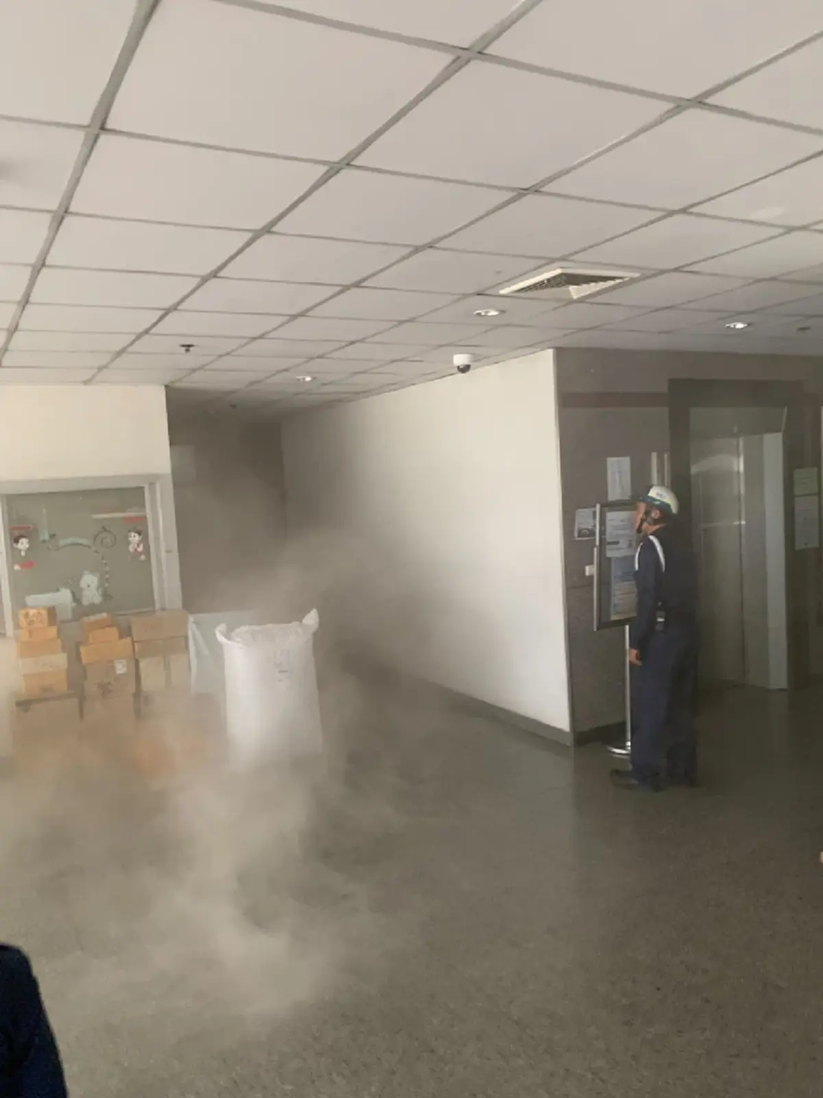 ไฟไหม้หอพัก รพ.ศิริราช กลุ่มควันโขมง ยังควบคุมเพลิงไม่ได้