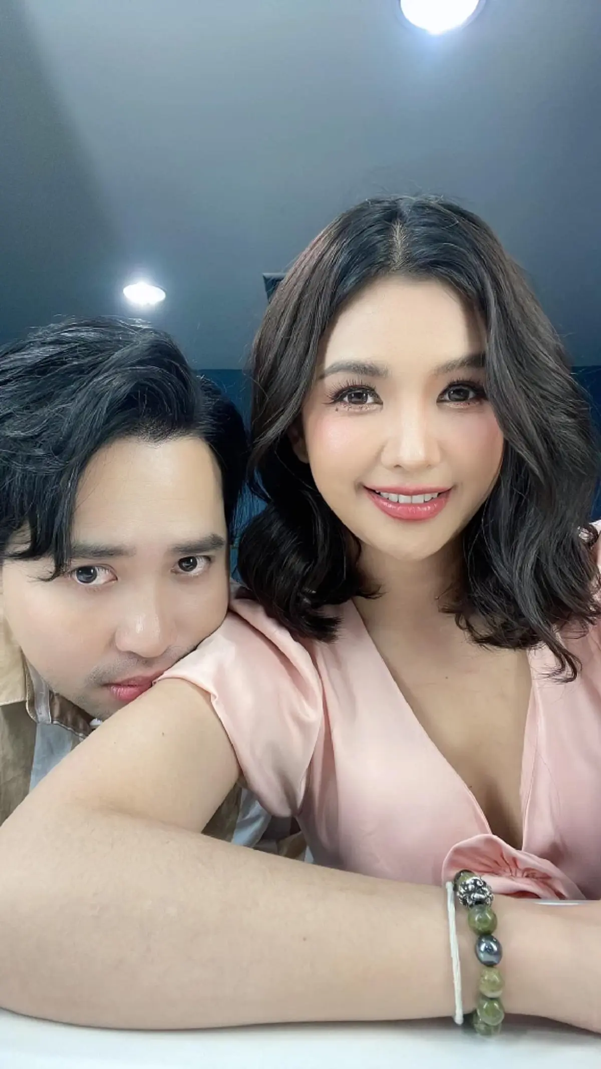 นักร้องลูกทุ่งดัง ร่ำไห้กลางไลฟ์สด ถูกสามีบอกเลิก ให้แยกกัน