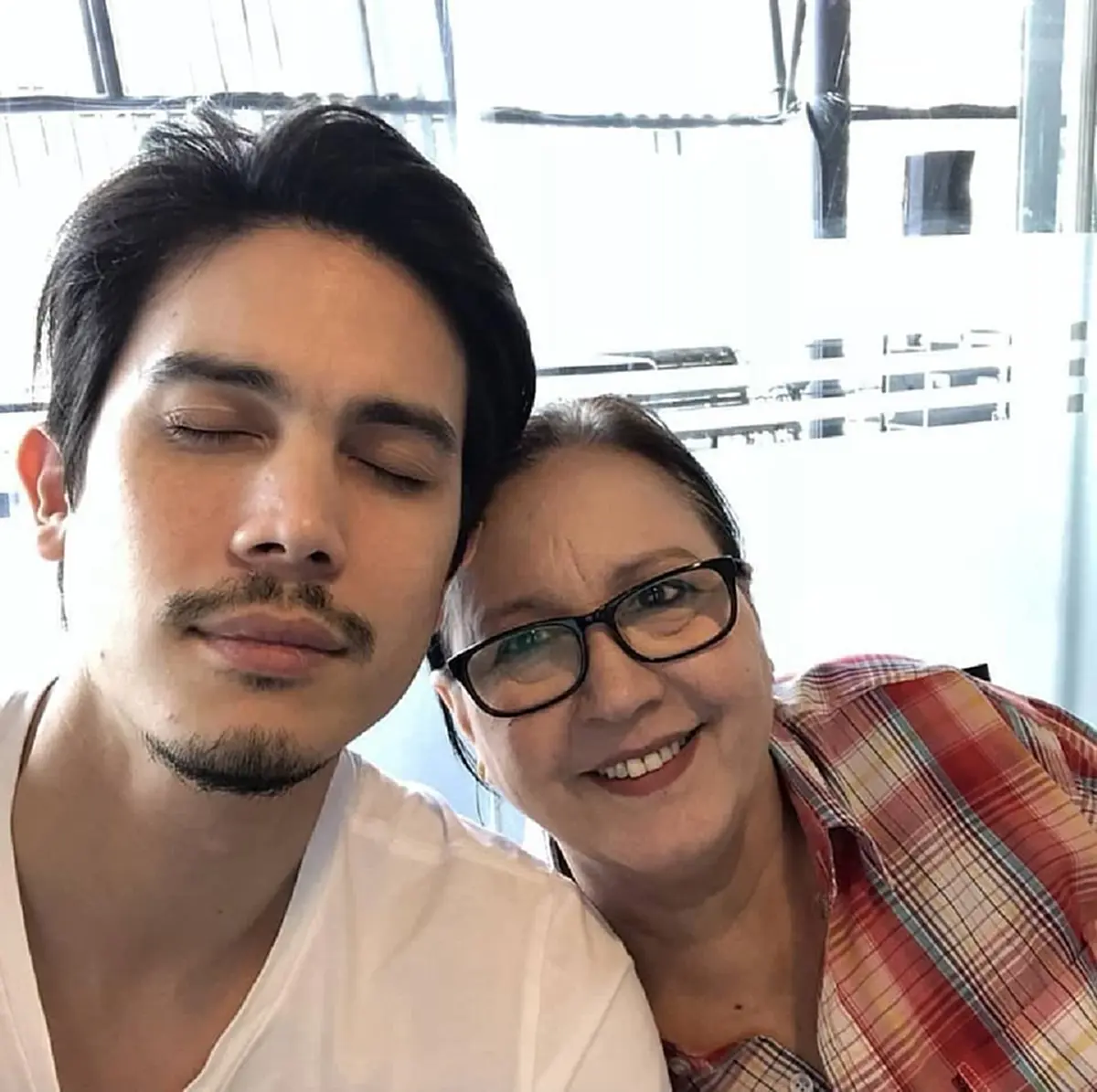เพจดังร่วมอาลัย \"ซันนี่ สุวรรณเมธานนท์\" สูญเสียคุณแม่มาจอลิน