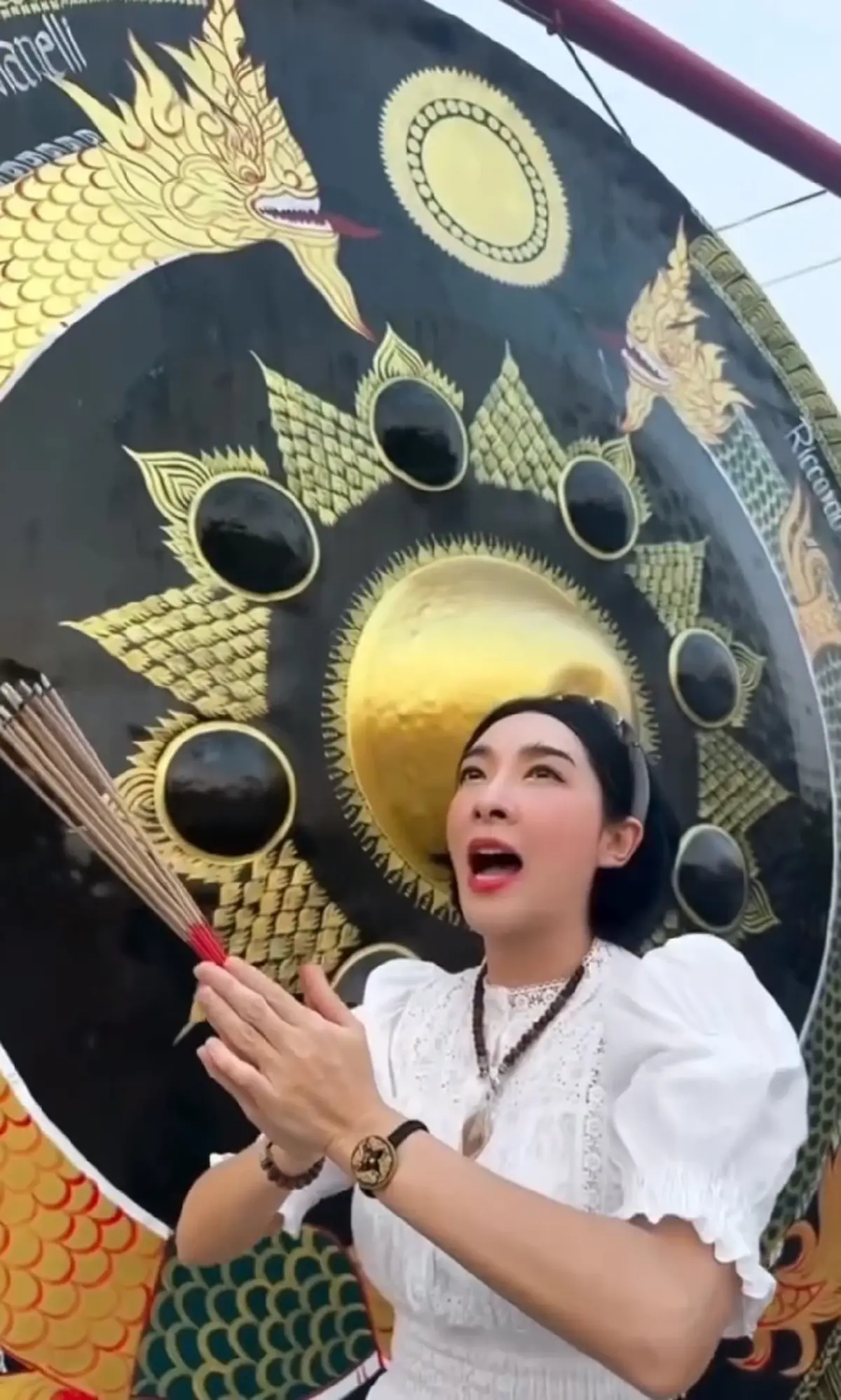 รีบส่อง เฟี้ยวฟ้าว โชว์เลขขันน้ำมนต์ แฟนๆฮือฮาเห็นเลขชัด