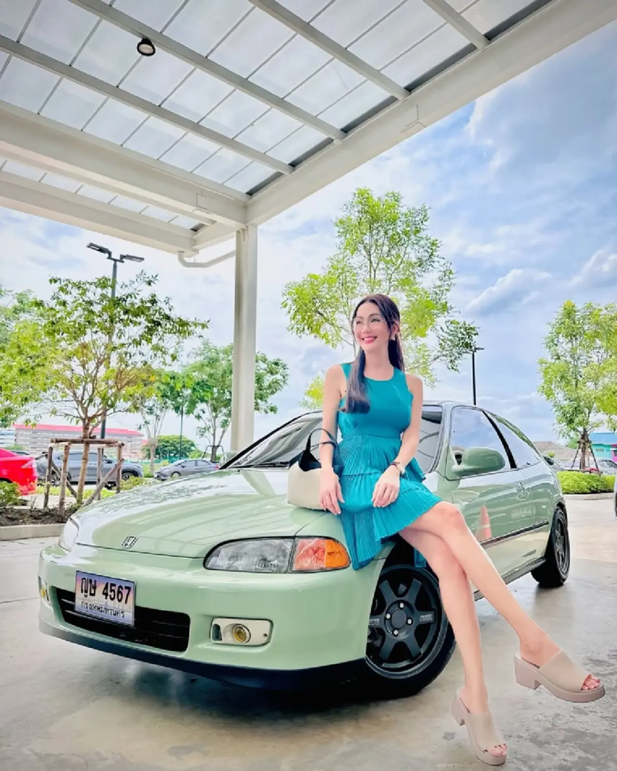 อ๋อม สกาวใจ โพสต์ท่าถ่ายรูปคู่รถเก่า แฟนๆ แห่ซูมเลขทะเบียนสวย