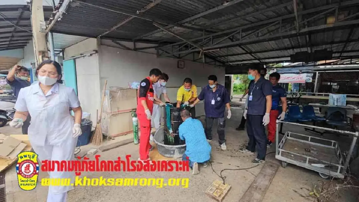 หญิงมาทำบุญ ถวายรถ-ข้าวสาร ที่วัด ก่อนพบหายใจรวยรินในถังยางมะตอย