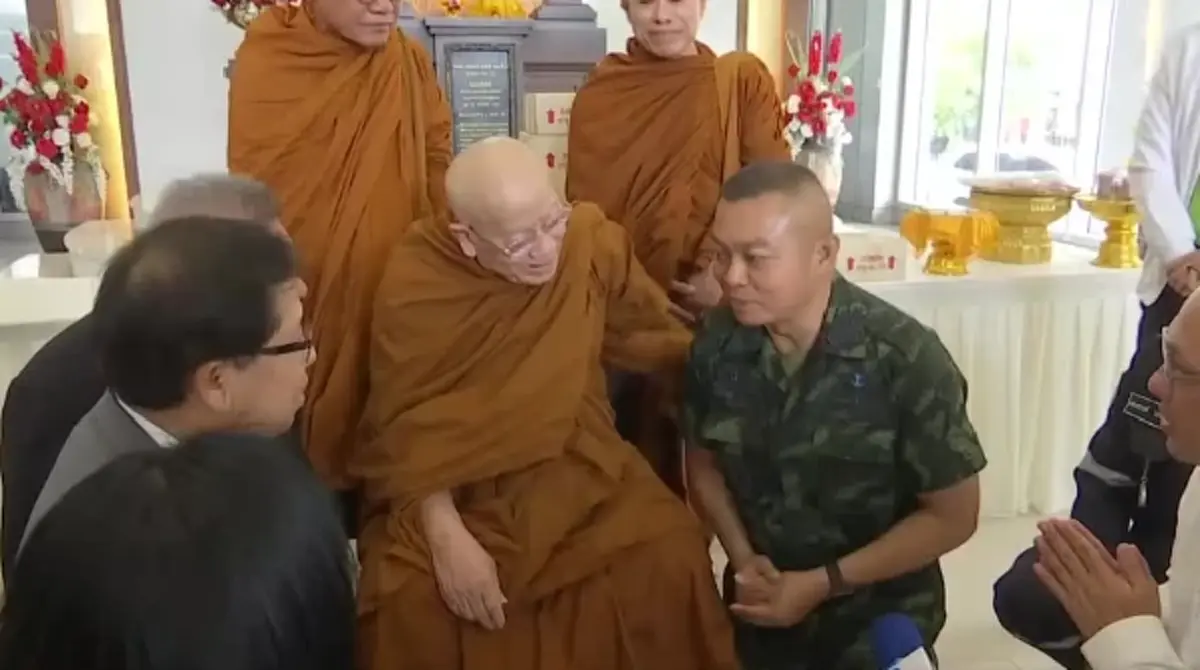 แม่ทัพภาค 2 รับมอบเงินจาก หลวงปู่สุดใจ พร้อมลั่น ไม่อยากรบ สงสารลูกน้อง